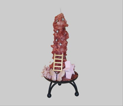 Χειροποίητη σύνθεση κεριού με λουλούδια και τσιμεντένιο αστέρι σε γκρι φόντο