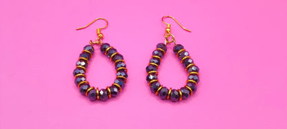 Σκουλαρίκια με μαύρες χάντρες και χρυσά κρικάκια.