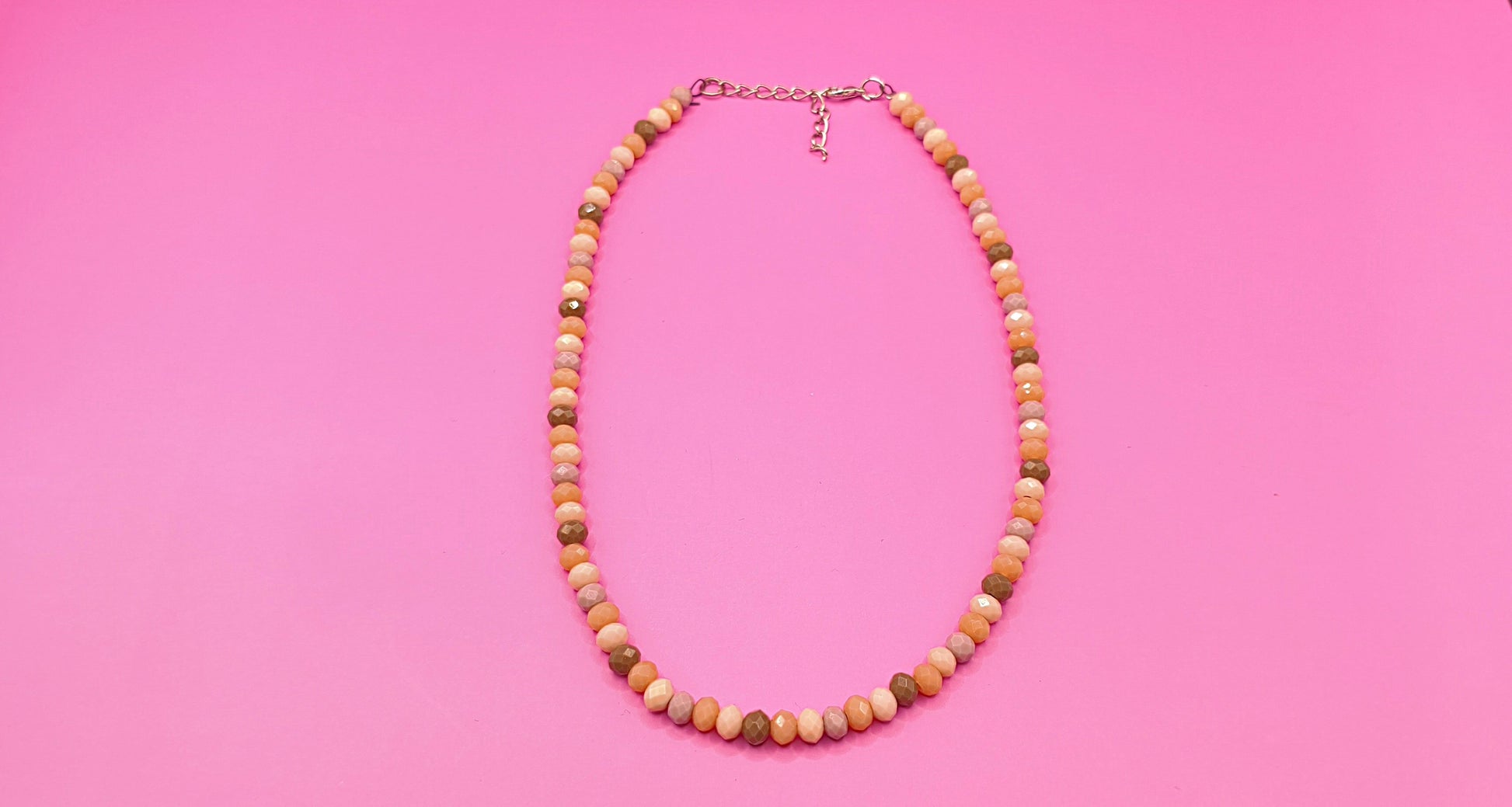 Κοντό χειροποίητο κολιέ με μικρές γυάλινες χάντρες