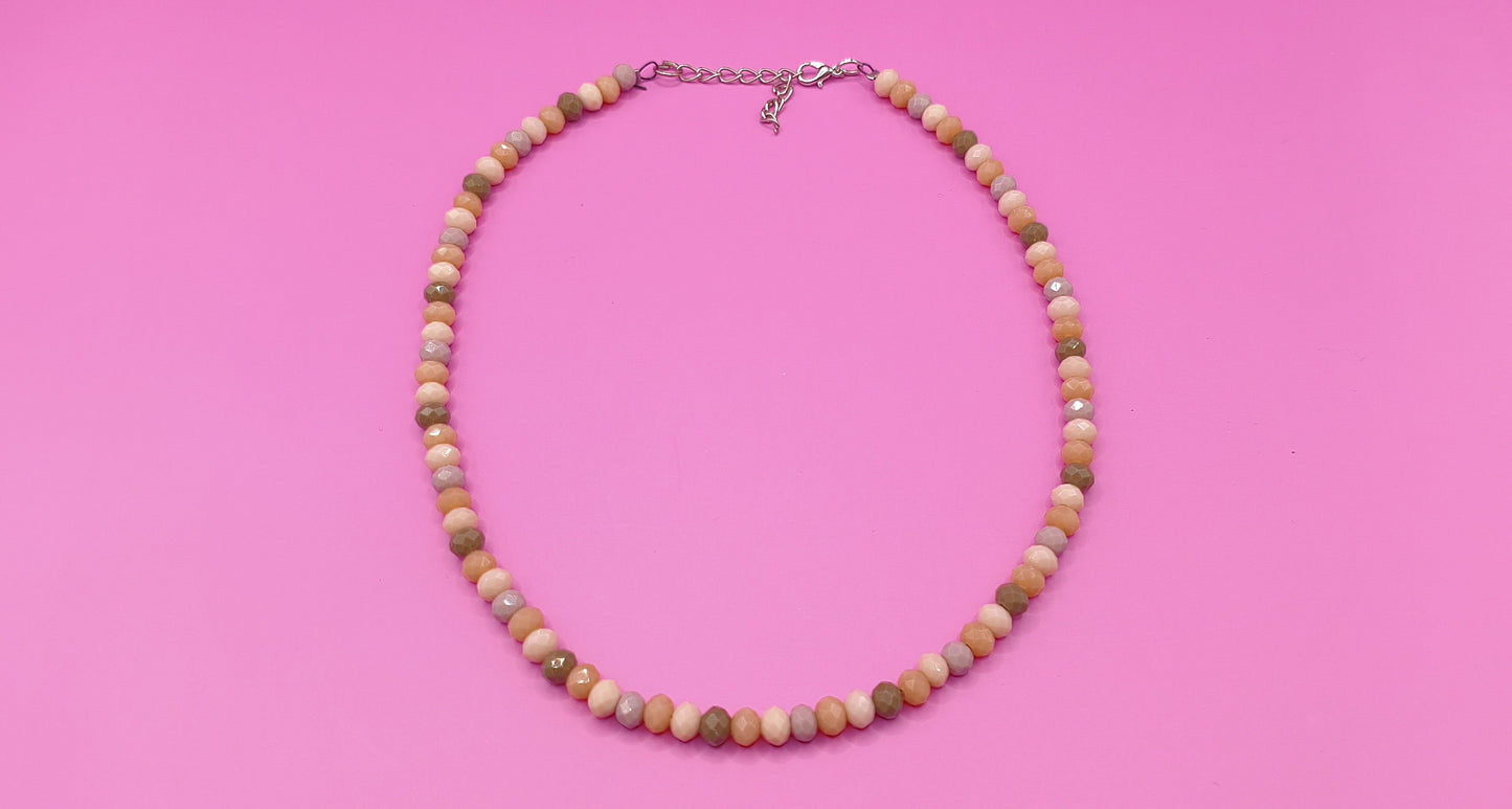 Κοντό χειροποίητο κολιέ με μικρές γυάλινες χάντρες