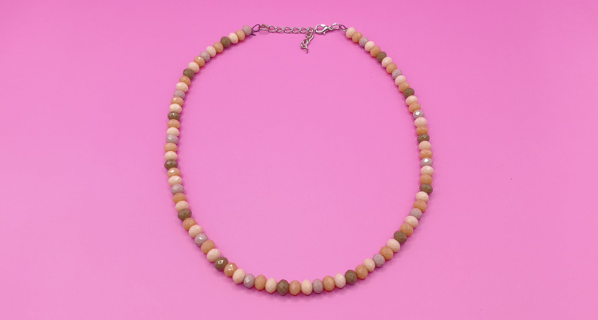 Κοντό χειροποίητο κολιέ με μικρές γυάλινες χάντρες