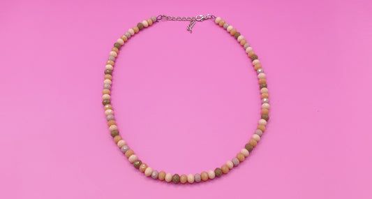 Κοντό χειροποίητο κολιέ με μικρές γυάλινες χάντρες