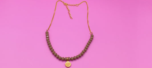 Κοντό χειροποίητο κολιέ με γκρι χάντρες και ατσάλινο χρυσό κοχύλι