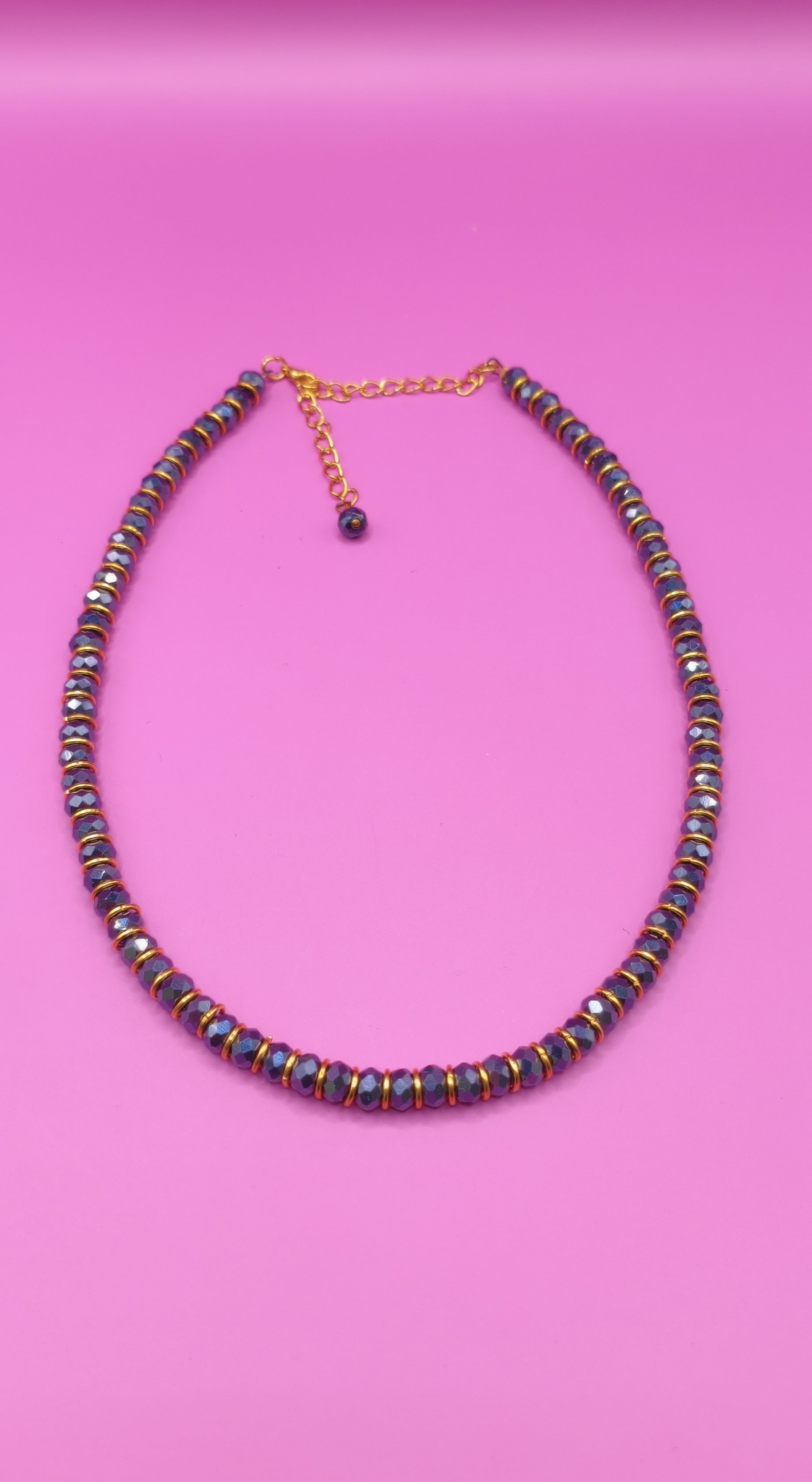 Κοντό χειροποίητο κολιέ με μαύρες χάντρες και χρυσαφί κρικάκια 