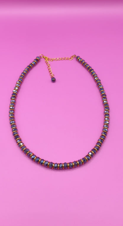 Κοντό χειροποίητο κολιέ με μαύρες χάντρες και χρυσαφί κρικάκια 