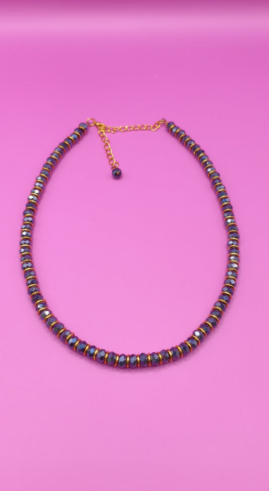 Κοντό χειροποίητο κολιέ με μαύρες χάντρες και χρυσαφί κρικάκια 