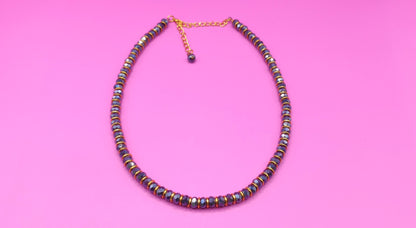 Κοντό χειροποίητο κολιέ με μαύρες χάντρες και χρυσαφί κρικάκια 