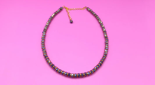 Κοντό χειροποίητο κολιέ με μαύρες χάντρες και χρυσαφί κρικάκια 