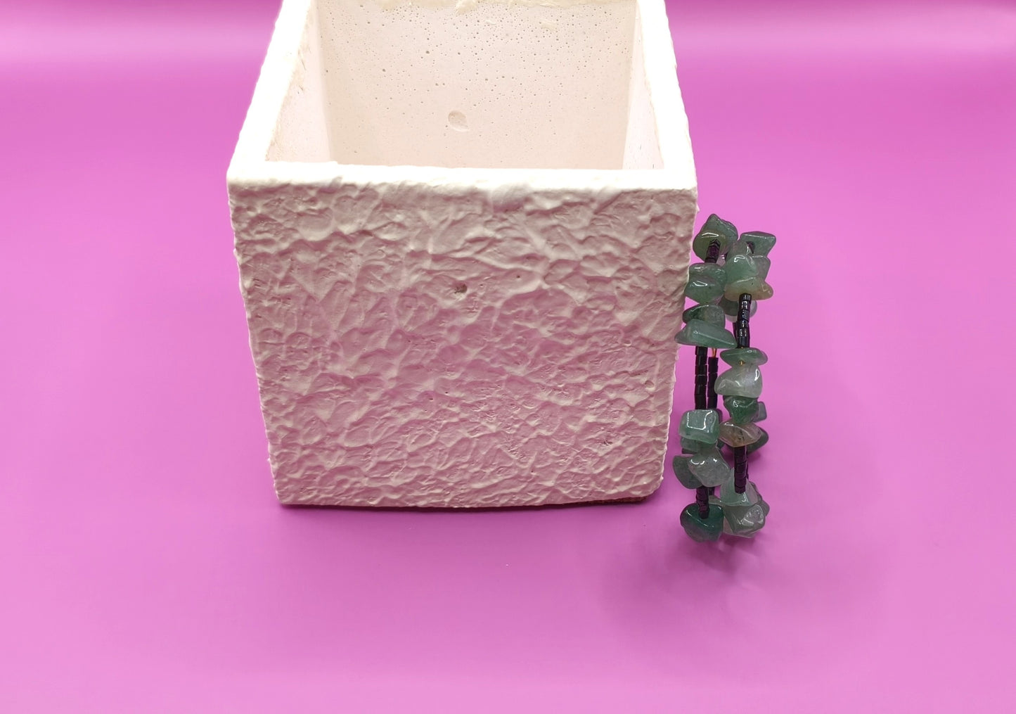 Βραχιόλι με πράσινες ακανόνιστες κοραλί χάντρες