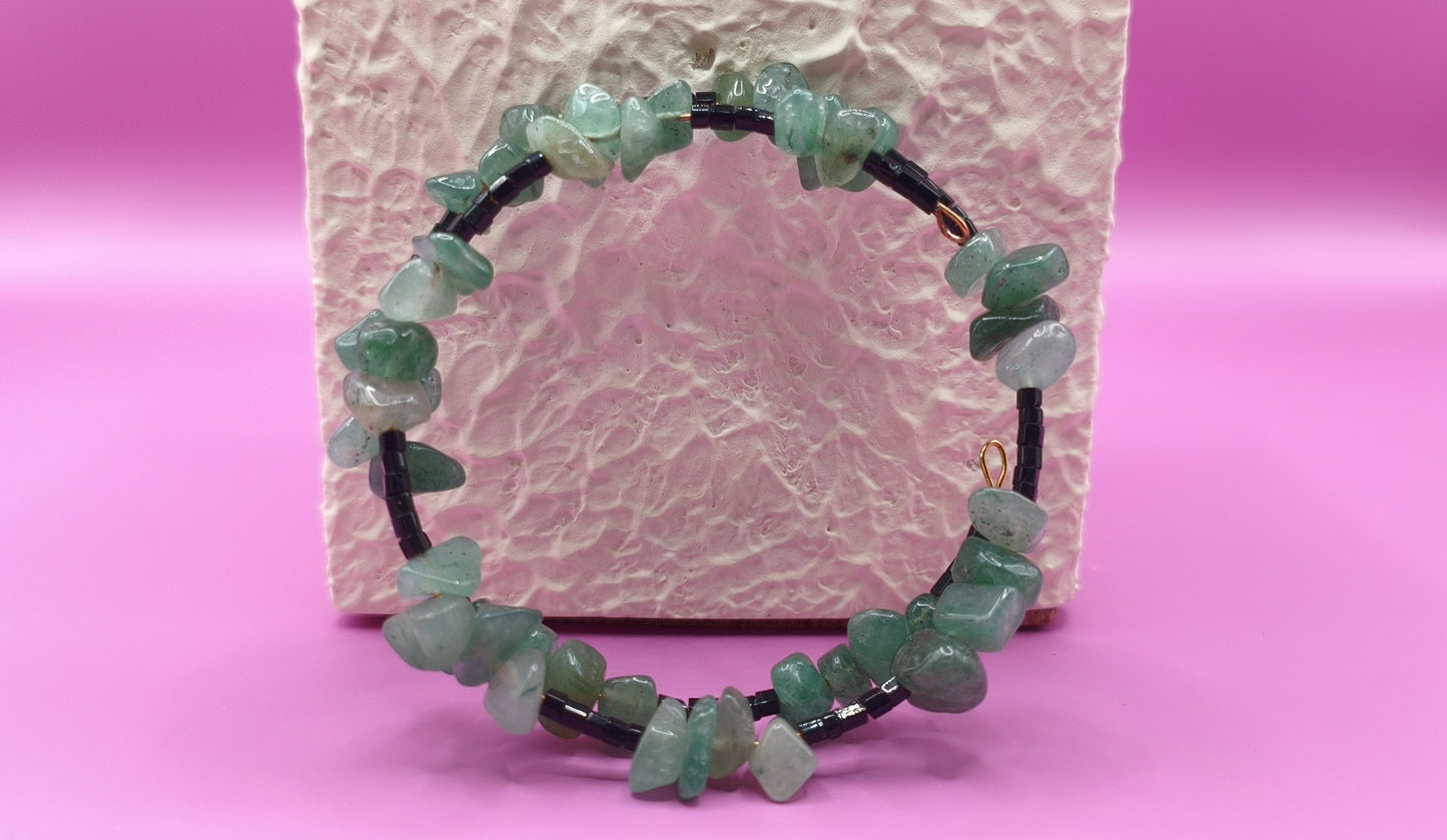 Βραχιόλι με πράσινες ακανόνιστες κοραλί χάντρες