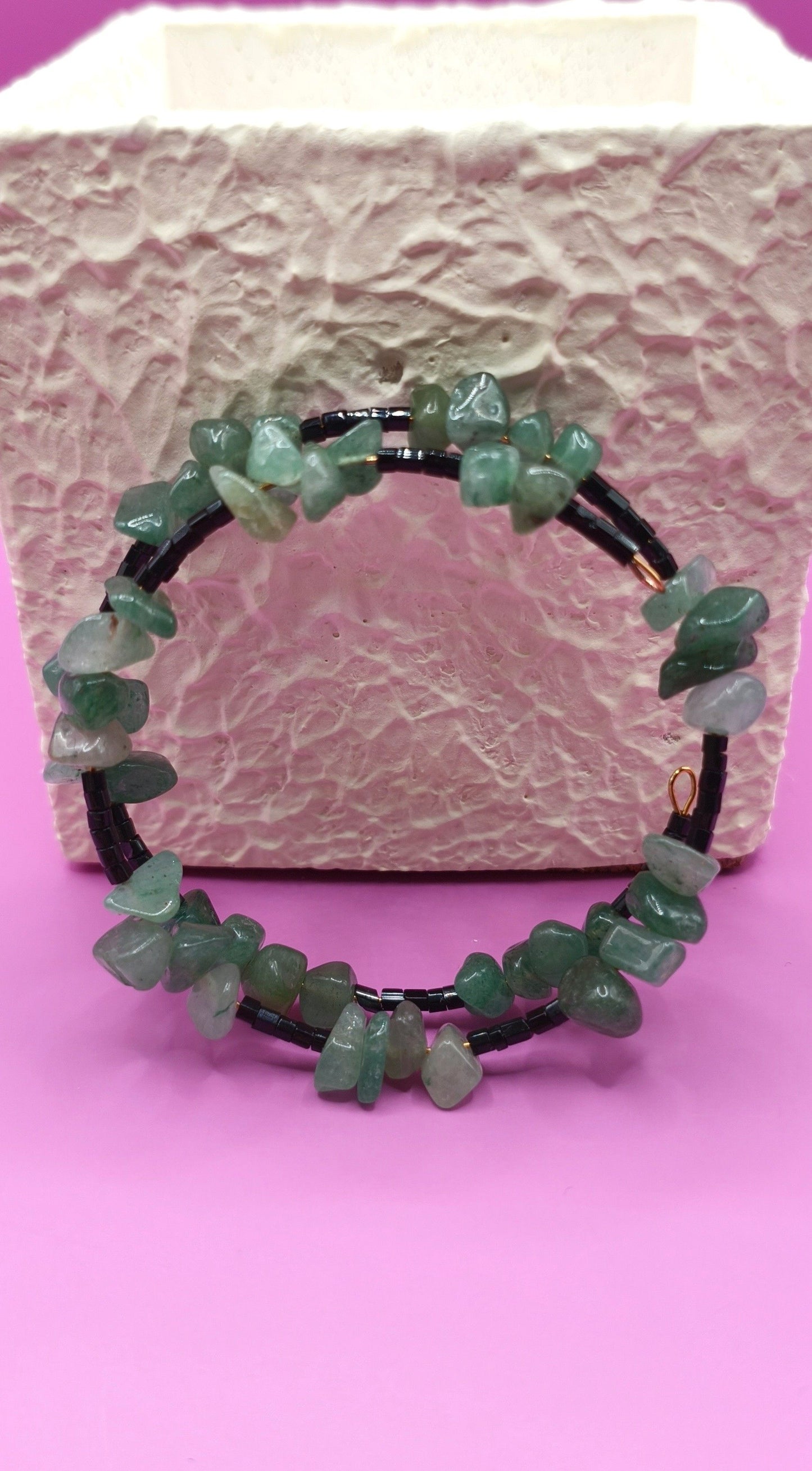 Βραχιόλι με πράσινες ακανόνιστες κοραλί χάντρες