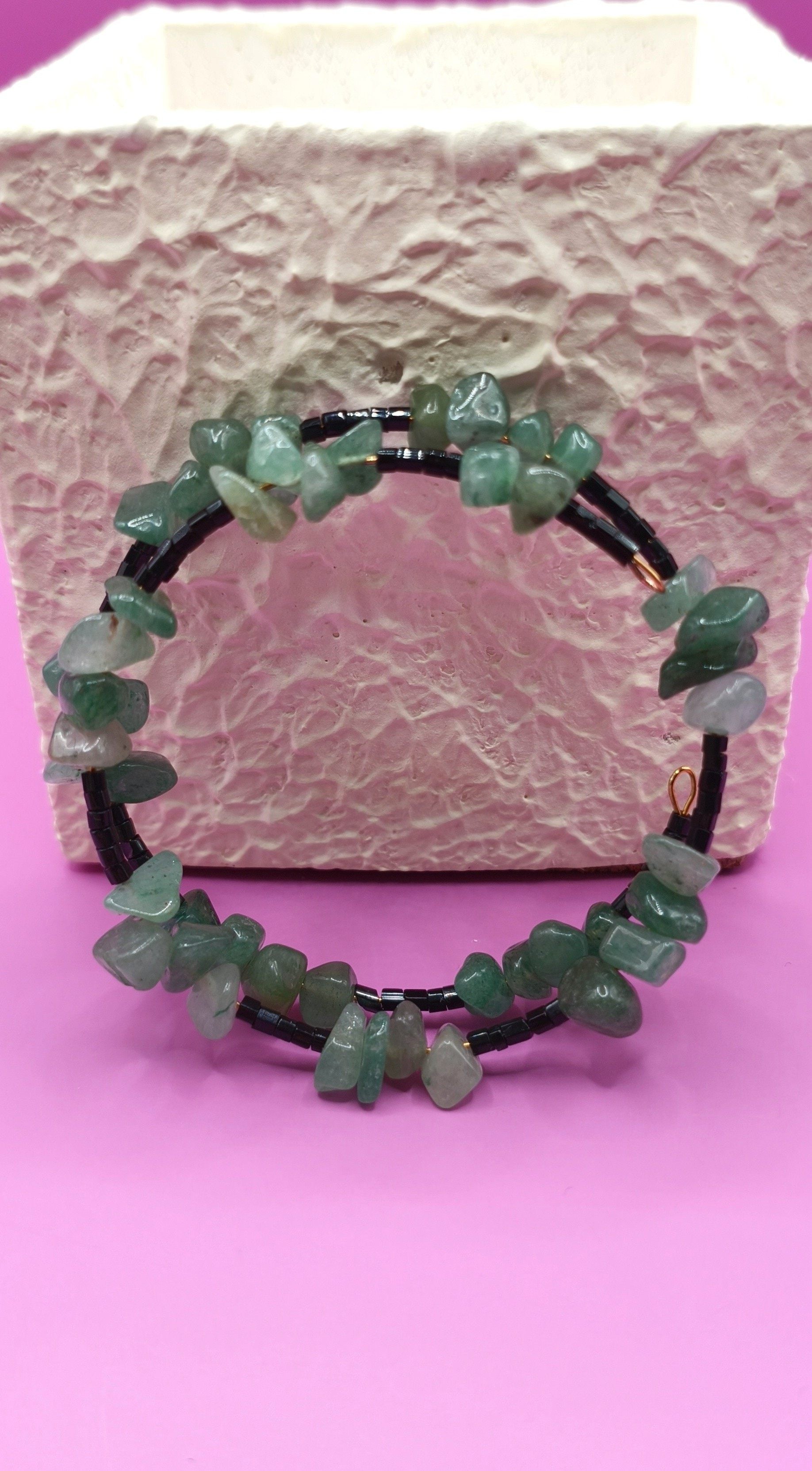 Βραχιόλι με πράσινες ακανόνιστες κοραλί χάντρες