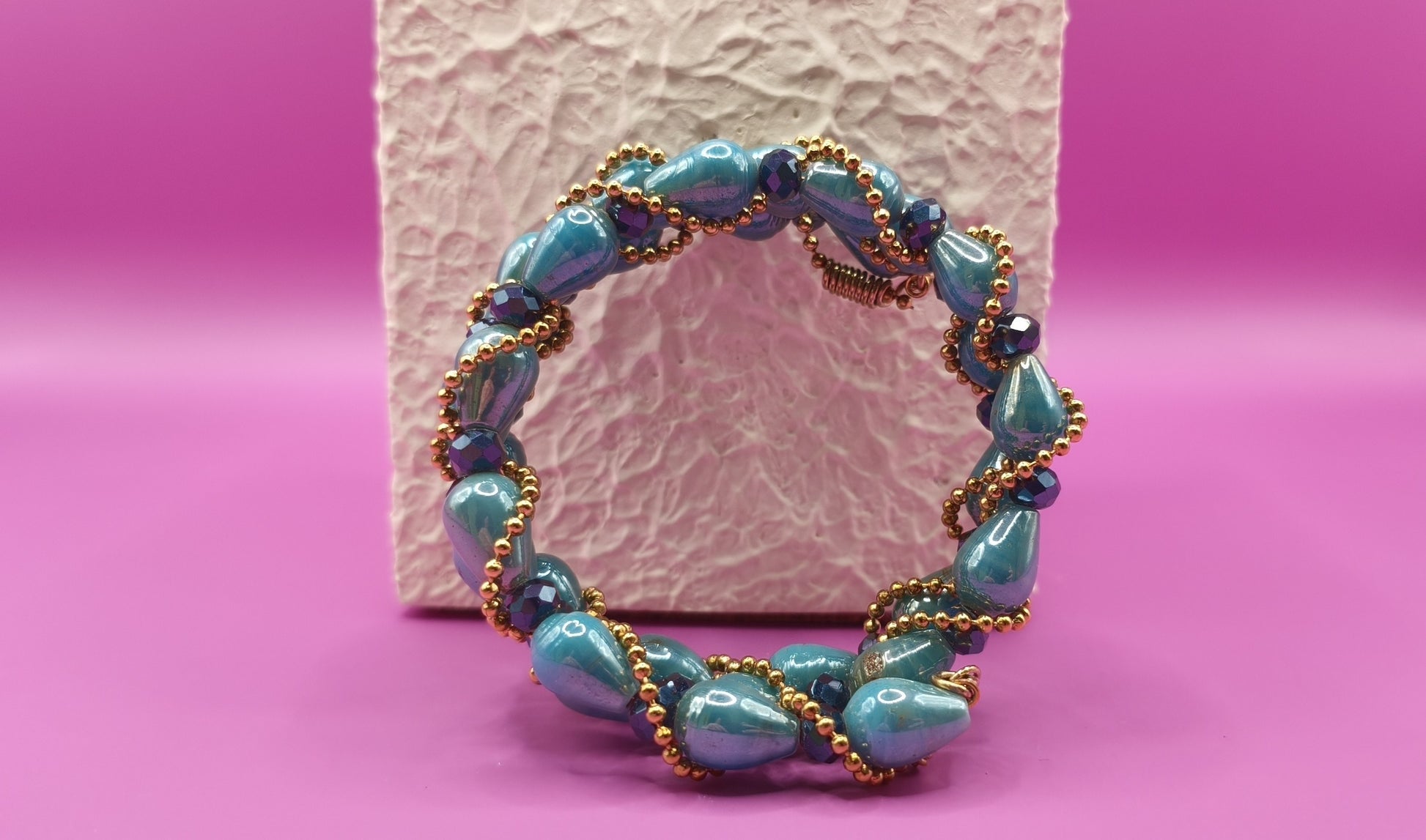 Χειροποίητο βραχιόλι με μαύρες και γαλαζιες χάντρες