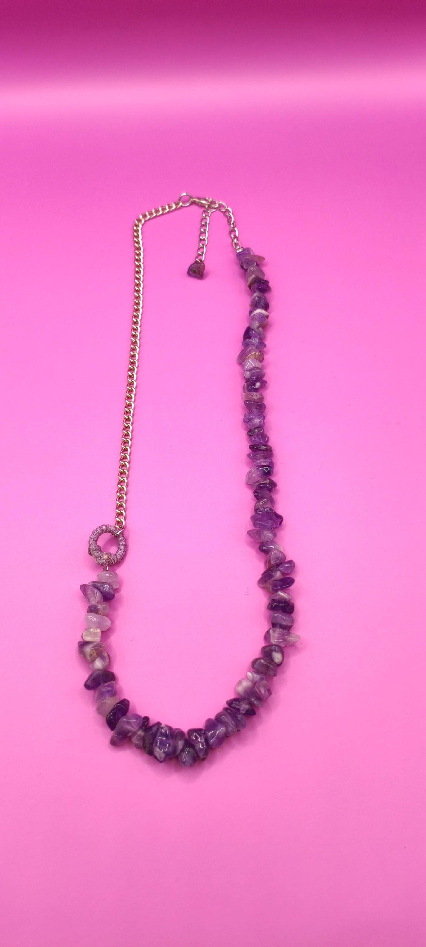 Μακρύ κολιέ με ακανόνιστες πέτρες κοράλι και αλυσίδα