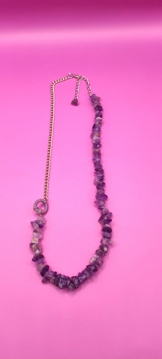 Μακρύ κολιέ με ακανόνιστες πέτρες κοράλι και αλυσίδα