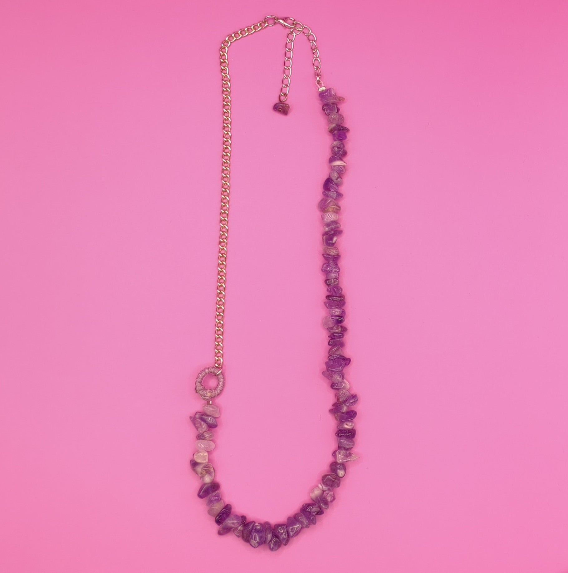 Μακρύ κολιέ με ακανόνιστες πέτρες κοράλι και αλυσίδα