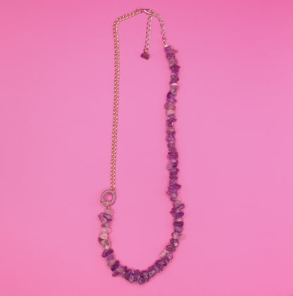 Μακρύ κολιέ με ακανόνιστες πέτρες κοράλι και αλυσίδα