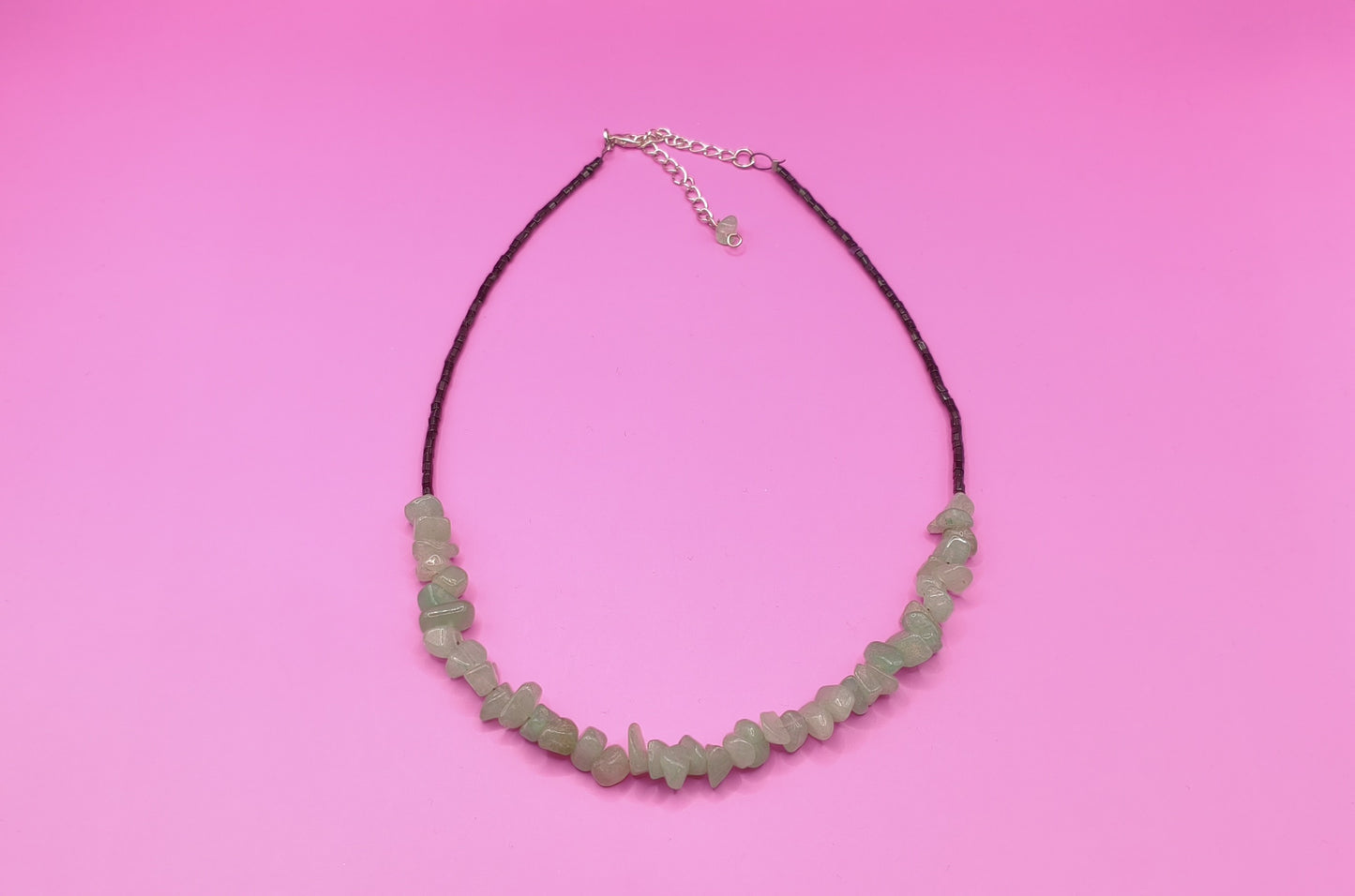 Κοντό κολιέ με ακανόνιστες πράσινες πέτρες