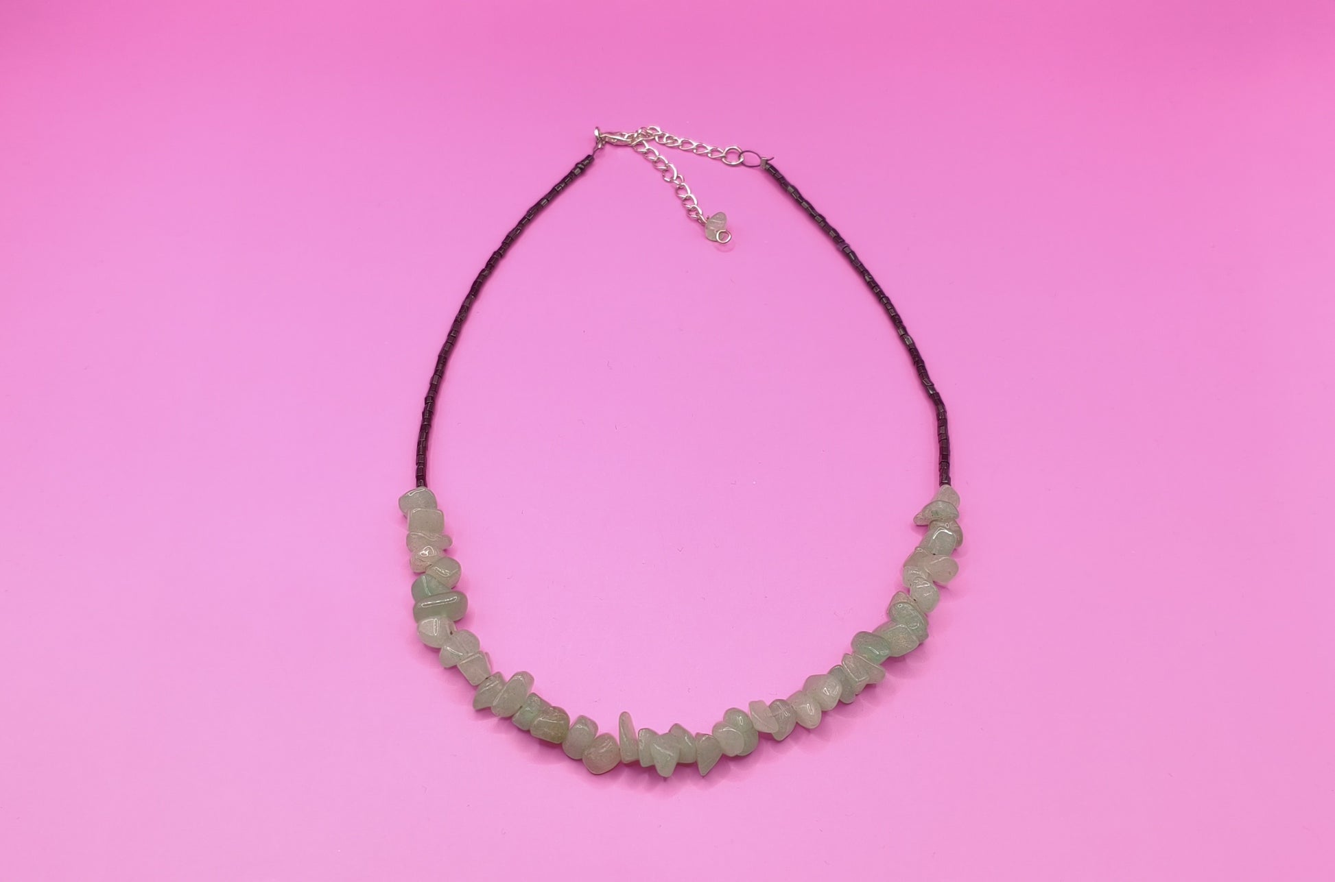 Κοντό κολιέ με ακανόνιστες πράσινες πέτρες