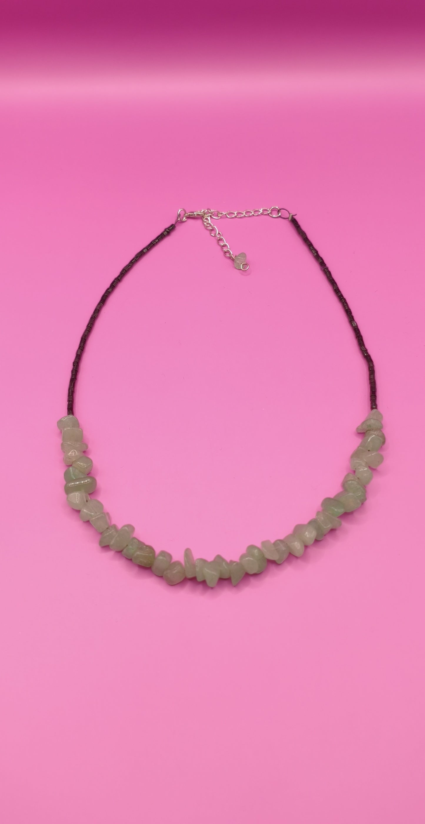 Κοντό κολιέ με ακανόνιστες πράσινες πέτρες