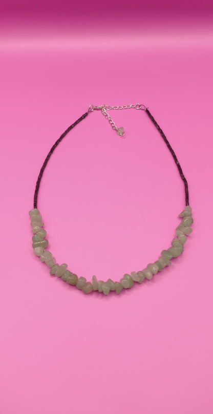 Κοντό κολιέ με ακανόνιστες πράσινες πέτρες