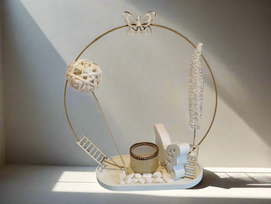 Τσιμεντένια σύνθεση με ρεσώ και τσιμεντένια πεταλούδα πάνω σε τσιμεντένια επιφάνεια