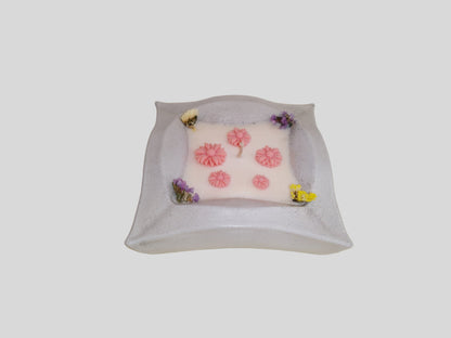 Κερί σόγιας με αποξηραμένα λουλούδια και μικρά ροζ κεράκια λουλούδια σε γκρι φόντο