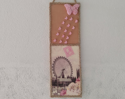 Ξύλινο διακοσμητικό καδράκι με τσιμεντένιες πεταλούδες σε γκρι φόντο