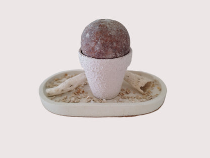 Διακοσμητικό τσιμεντένιο πιατάκι με γλάστρα με ξύλινη λεπτομέρεια στο επάνω μέρος