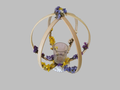 Διακοσμητικό ρεσώ με αποξηραμένα λουλούδια σε γκρι φόντο