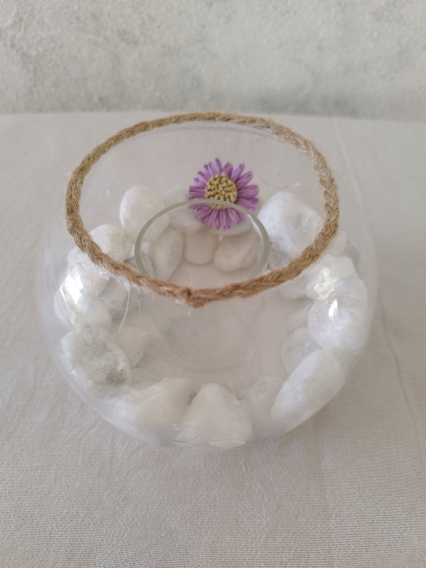 Διακοσμητική γυάλα με τσιμέντο και γυάλινο ρεσώ πάνω σε γκρίζα επιφάνεια