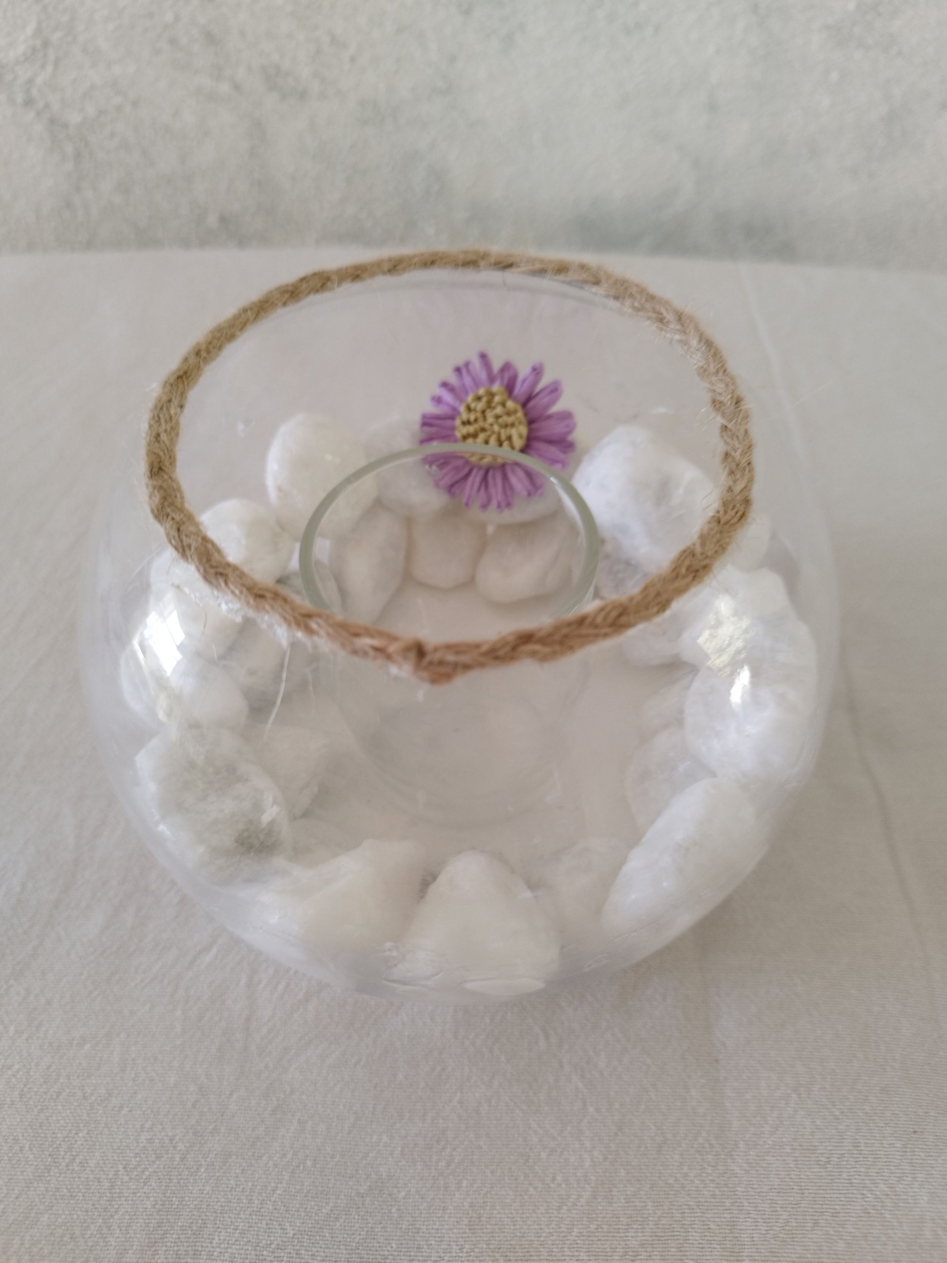 Διακοσμητική γυάλα με τσιμέντο και γυάλινο ρεσώ πάνω σε γκρίζα επιφάνεια