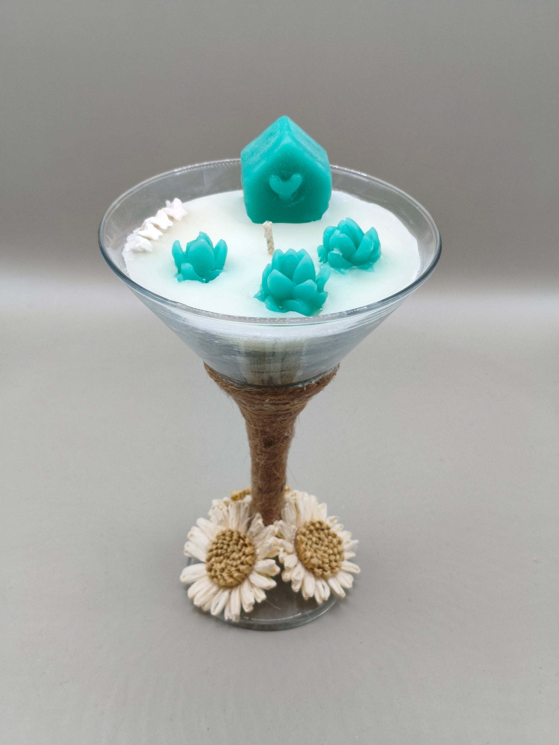 Αρωματικό κερί λεβάντας σε ποτήρι σαμπάνιας