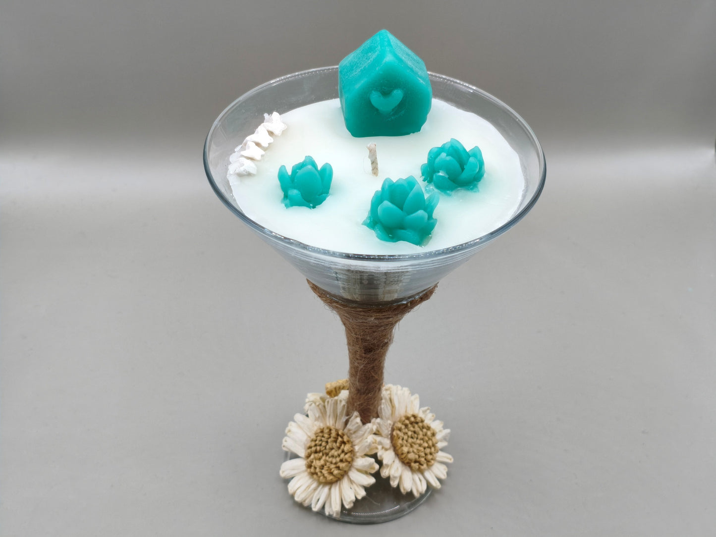 Αρωματικό κερί λεβάντας σε ποτήρι σαμπάνιας