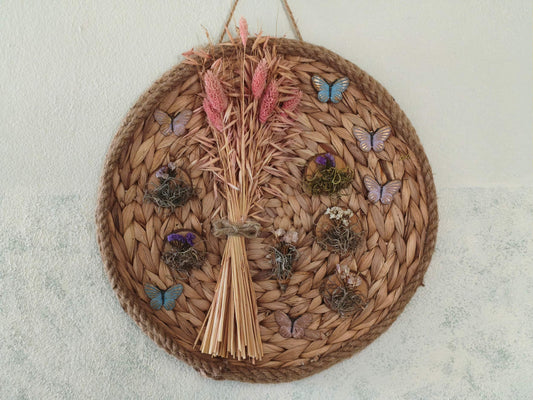 Διακοσμητικό τοίχου με αποξηραμένα λουλούδια, moss και πεταλούδες