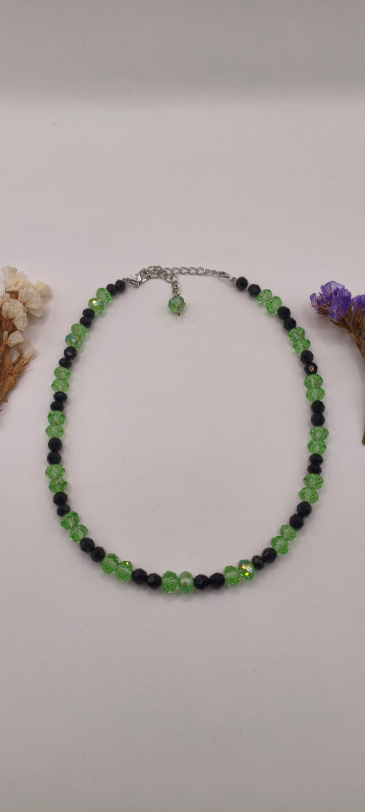 Χειροποίητο κοντό κολιέ με πράσινες και μαύρες χάντρες