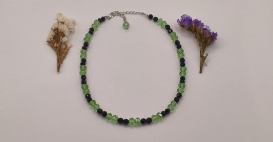 Χειροποίητο κοντό κολιέ με πράσινες και μαύρες χάντρες