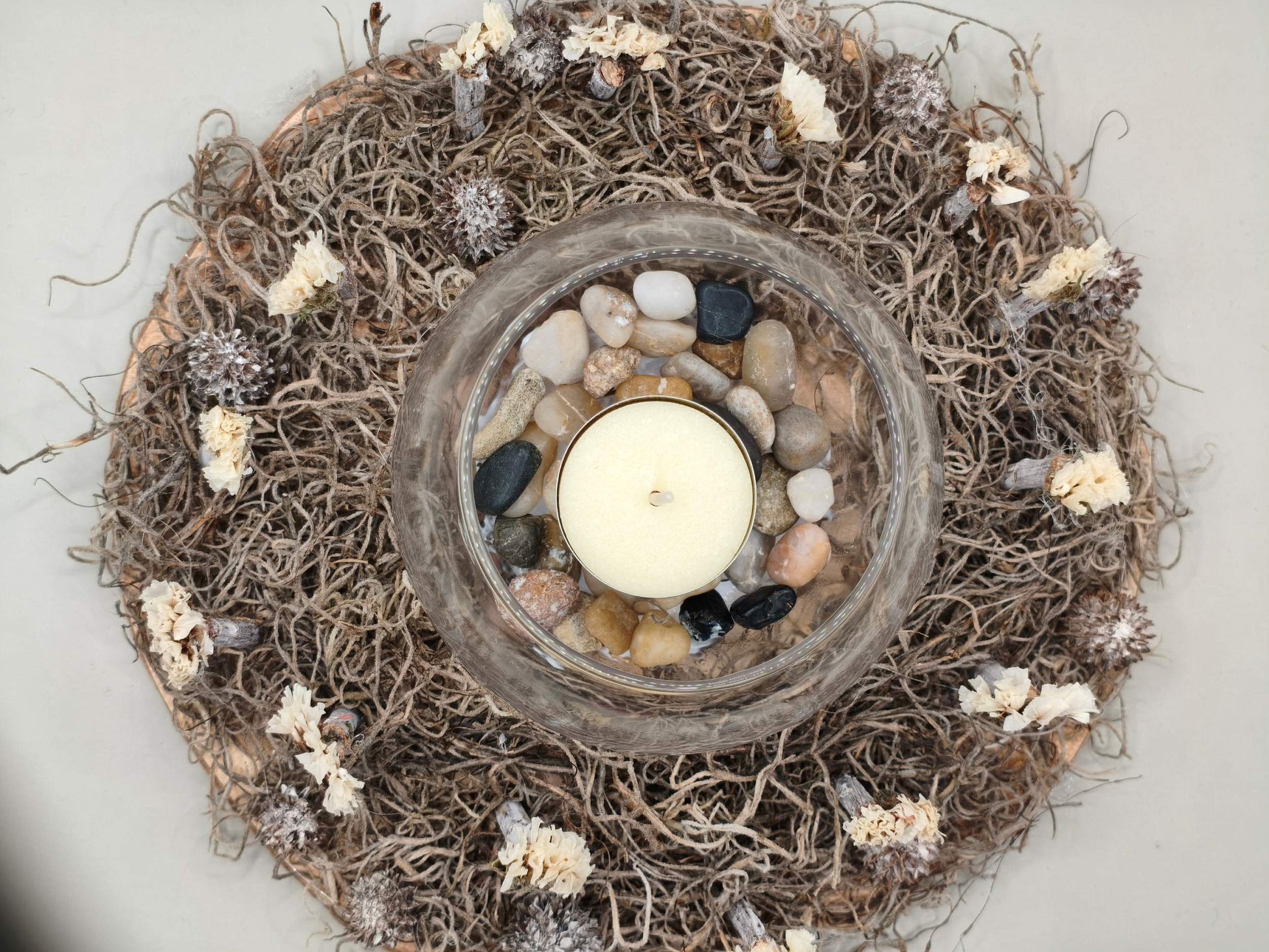 Διακοσμητικό με ξύλινη βάση, βρύα, αποξηραμένα λουλούδια και γυάλινο Ρεσώ σε γκρι φόντο