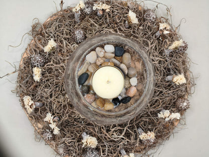 Διακοσμητικό με ξύλινη βάση, βρύα, αποξηραμένα λουλούδια και γυάλινο Ρεσώ σε γκρι φόντο