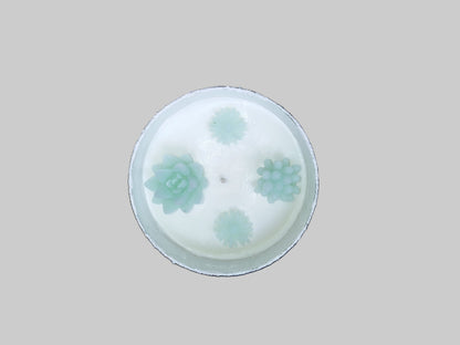 Διακοσμητικό κερί σόγιας με κεράκια λουλούδια σε γκρι φόντο απο το επ΄νω μέρος