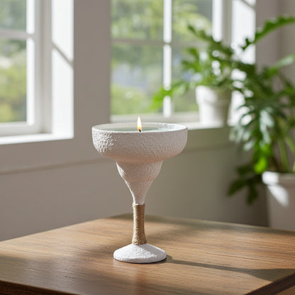 Διακοσμητικό κερί σόγιας με κεράκια λουλούδια πάνω σε τραπέζι