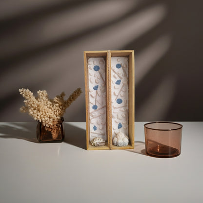 Διπλό διακοσμητικό κουτί με τσιμέντο και κερί σόγιας πάνω σε τραπέζι