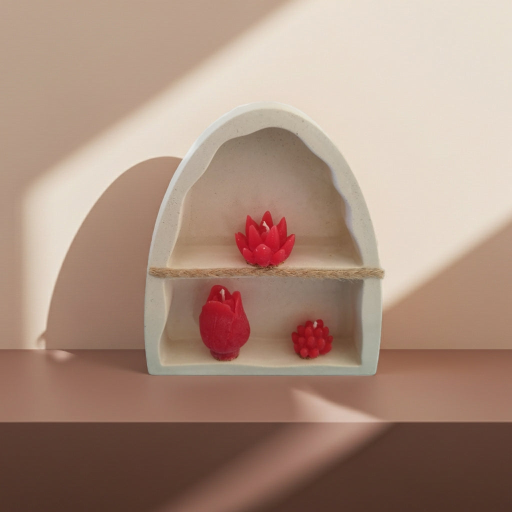 Τσιμεντένιο σπιτάκι με αρωματικά κεράκια κανέλας πάνω σε ράφι