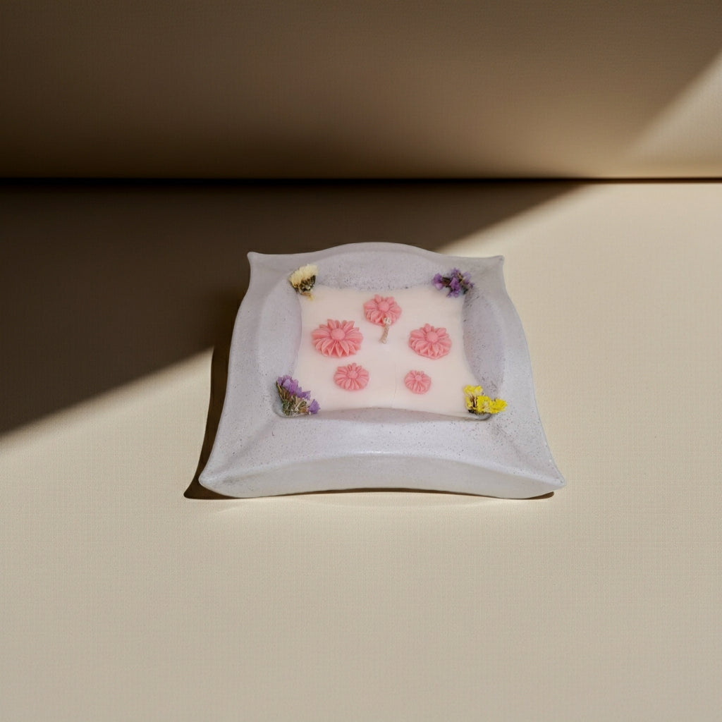 Κερί σόγιας με αποξηραμένα λουλούδια και μικρά ροζ κεράκια λουλούδια