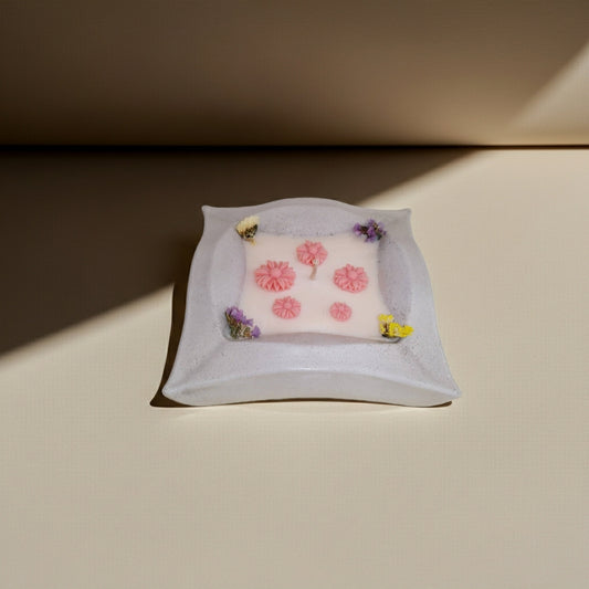 Κερί σόγιας με αποξηραμένα λουλούδια και μικρά ροζ κεράκια λουλούδια