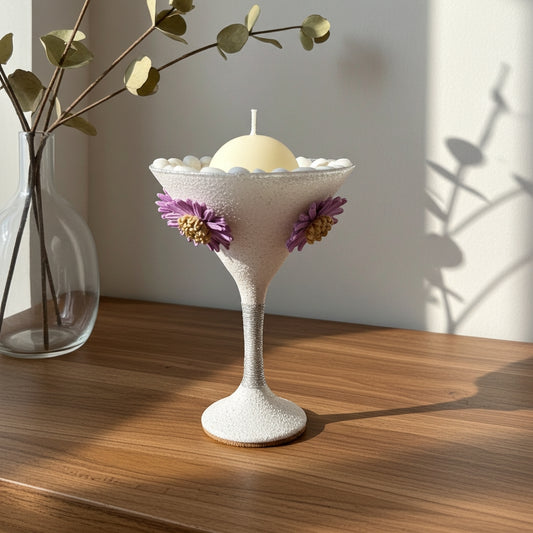 Διακοσμητικό κερί μέσα σε ποτήρι σαμπάνιας πάνω σε ξύλινο τραπέζι