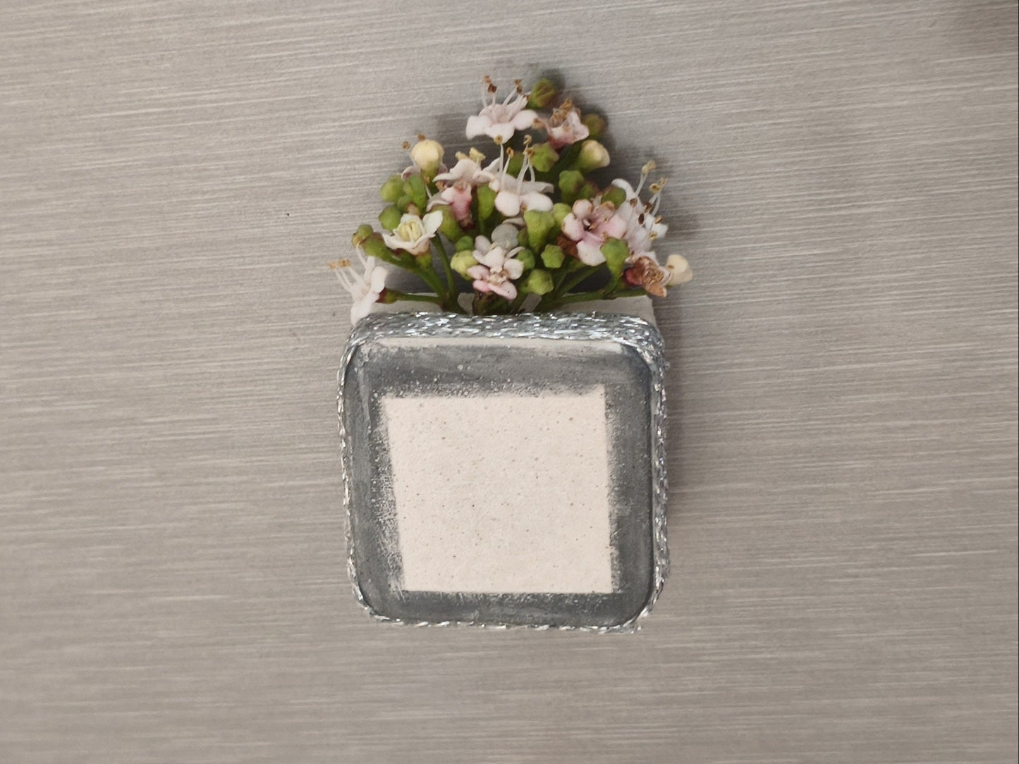 Τσιμεντένιο μαγνητάκι με θέση για αληθινό λουλούδι σε ψυγείο