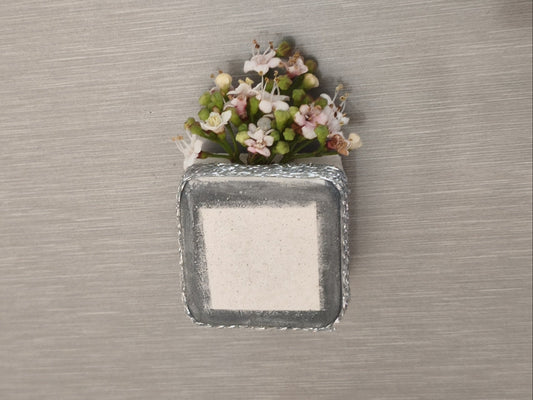 Τσιμεντένιο μαγνητάκι με θέση για αληθινό λουλούδι σε ψυγείο