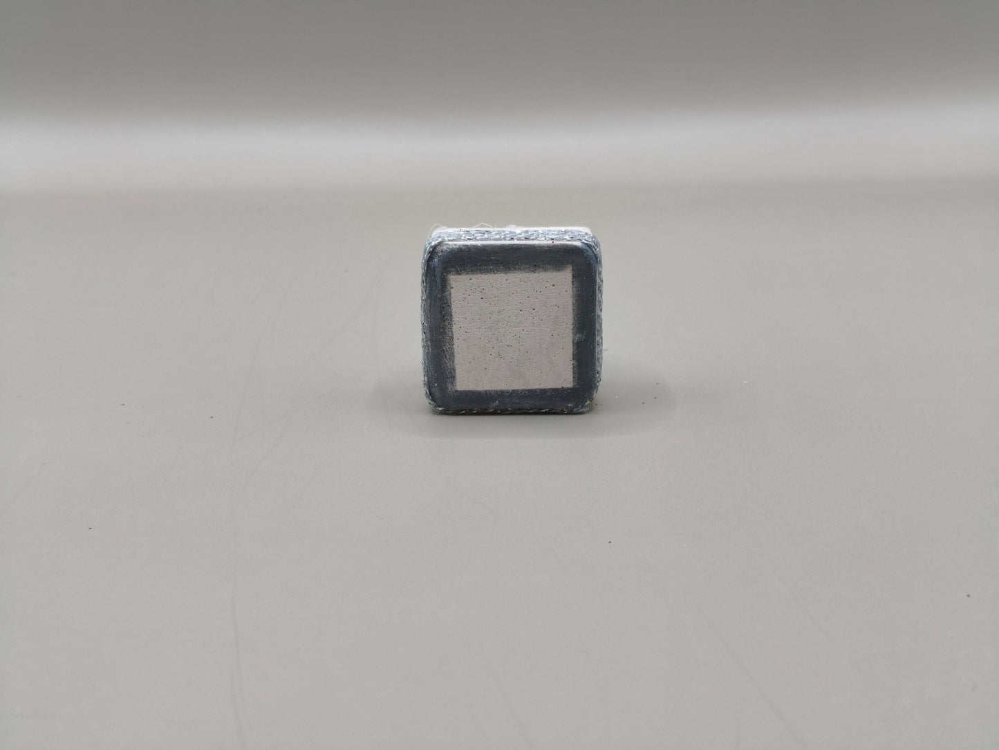 Τσιμεντένιο μαγνητάκι με θέση για αληθινό λουλούδι σε γκρι φόντο