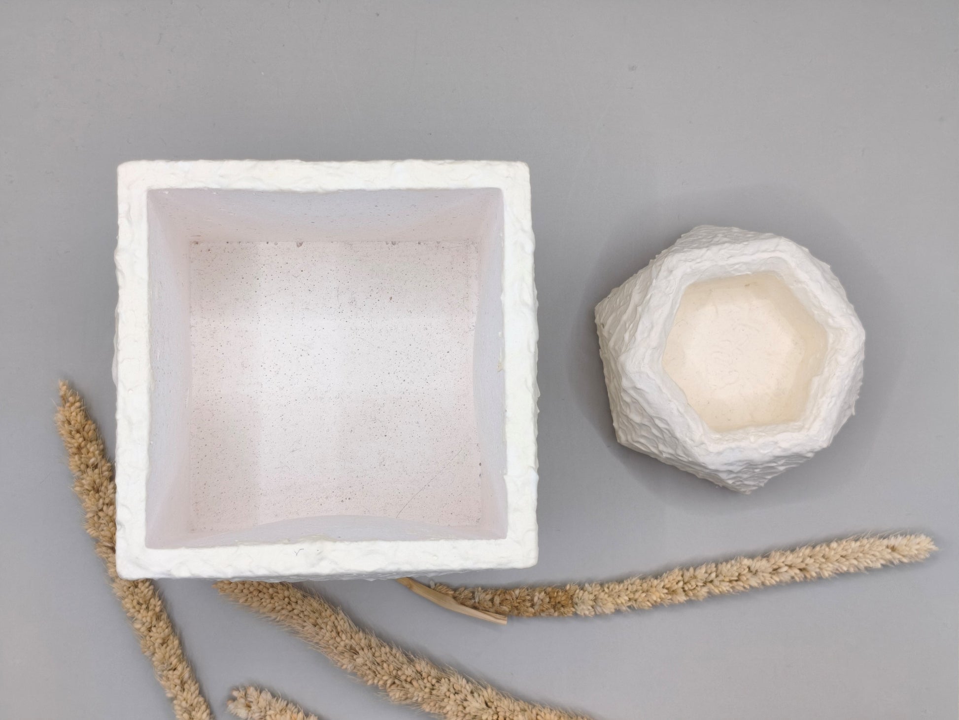 Τσιμεντένια μολυβοθήκη και δοχείο για συνδετήρες απο την επάνω πλευρά